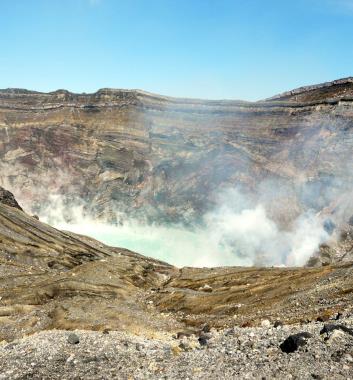 中岳阿蘇破火山口