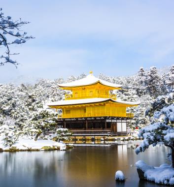 金碧輝煌的金閣寺