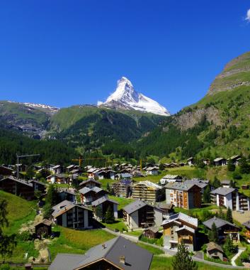 入住最美策馬特山城