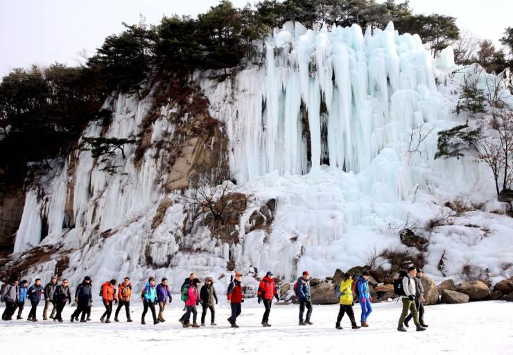 (華航)戲雪雙重奏韓國５天～山井湖水雪撬、漢灘江玻璃吊橋、水上之路、明洞、走彩妝