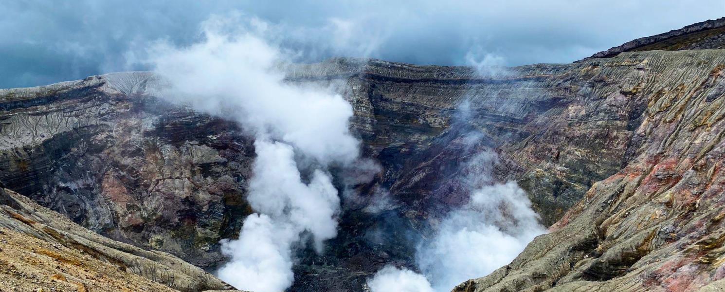 中岳阿蘇破火山口